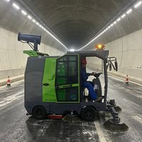 Machine de nettoyage robuste et fiable avec système de contrôle intelligent pour le nettoyage des aires de stationnement d'aéroports