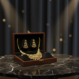 Conjunto de Gargantilla Nupcial de Oro Pesado con Motivos Detallados y Adornos de Piedras Verdes y Rojas para Bodas - Product Image 4