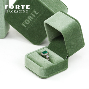 Boîte à bijoux FORTE, création individuelle, boîte à bijoux lumineuse, gemmes royales, chaîne longue, logo personnalisable, boîte cadeau de luxe, idée de bijoux - Product Image 1