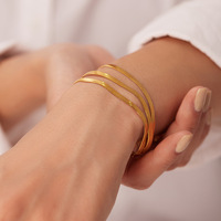 Dreischichtige Zarte Flache Schlangenkette Handgelenkschmuck 18K Vergoldet Stapelbare Edelstahl-Knochenketten-Armbänder für Frauen