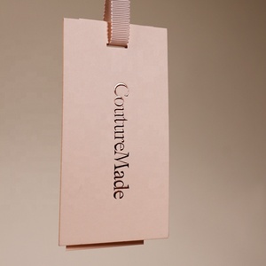 Etiqueta Colgante Personalizada al por Mayor <span class=keywords><strong>con</strong></span> Logotipo en Dorado, Etiqueta de Marca en Relieve <span class=keywords><strong>con</strong></span> <span class=keywords><strong>Cinta</strong></span> de Grosgrain, Etiqueta de Lujo <span class=keywords><strong>para</strong></span> <span class=keywords><strong>Ropa</strong></span> - Product Image 2