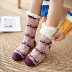 Vente en gros de chaussettes Sherpa chaudes d'hiver pour femmes chaussettes de Noël antidérapantes doublées de fourrure avec caractéristique respirante - Product Image 2