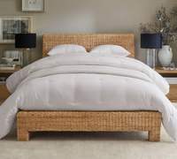 Meubles de chambre à coucher de style classique, matériaux mixtes, tressés en rotin et bois, lit plateforme avec cadre en bois