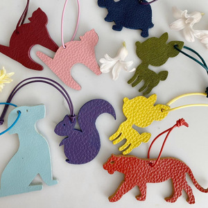 Marcadores de cuero creativos con diseño de animales, exquisitos separadores de páginas y clips para libros, etiquetas de lectura y colgantes, personalizables. - Product Image 1