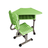 Ensemble de bureau et chaise scolaire moderne, trapézoïdal, modulaire, écologique, réglable en hauteur avec mécanisme à bouton manuel pour l'étude des élèves
