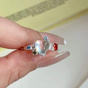 แหวนเปิดสำหรับผู้หญิง ทำจากเงินแท้ S925 ดีไซน์หวานแบบเฉพาะตัว ประดับด้วยมูนสโตนรูปหัวใจ และคริสตัลเซอร์คอนหลากสีฝังแบบละเอียด - Product Image 2