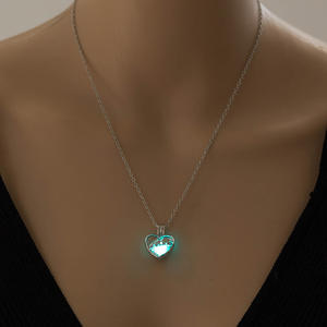 European American Alloy Herzförmige Damen Trendy Love Bear Anhänger Leuchtende Käfig Halskette All-Match Personal isierte Accessoires - Product Image 6