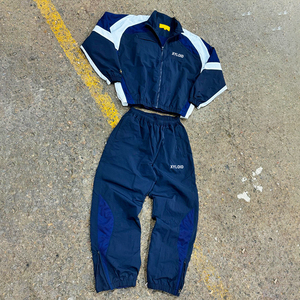 Conjunto Deportivo Personalizado de Nylon con Etiqueta Privada, Chaqueta Cortavientos con Cierre y Parches, Pantalones de Nylon, MOQ Bajo - Product Image 1