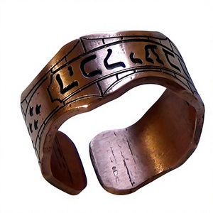Bague ouverte en cuivre pur, gravée d'un symbole de script ancien, en cuivre massif, à bord large et plat - Product Image 1
