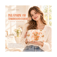 Pochette cosmétique Teddy Island à imprimé ours et motif marguerite avec dragonne, fermeture éclair et poches organisées pour femme