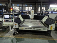 Routeur CNC industriel 3 axes à moteur/pompe unique pour la gravure de panneaux décoratifs en aluminium/cuivre, façades et portes, grand format