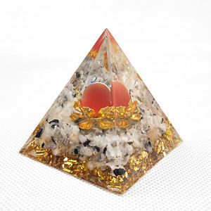 Pyramide en résine époxy avec cristal, ornement de bureau, œil de chat rouge, lumière de lune, décoration vintage pour la maison - Product Image 5