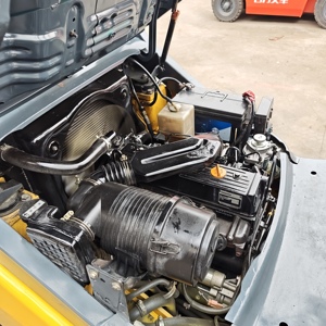 Chariot élévateur diesel Komatsu 3T d'occasion haute performance avec déplaceur latéral hydraulique et mât à deux étages - Composants d'origine pour engins de construction - Product Image 6