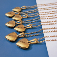 Collier personnalisé avec lettres en or sans ternissement Bijoux de luxe en acier inoxydable Collier avec initiale de 26 lettres et alphabet et pendentifs en forme de cœur