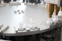 Machine d'assemblage automatique de bouchons à dosage, de bouchons à clapet, de bouchons à bec verseur en plastique