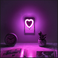 Lampe de nuit à commande lumineuse en forme de cœur pour enfant, lumières LED intelligentes, capteur intelligent, lumière du crépuscule à l'aube avec prise