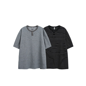 T-shirt in Cotone Personalizzata a Righe con Collo Rotondo e Ricamo, Manica Corta, Unisex, Estiva, Vestibilità Ampia - Product Image 1