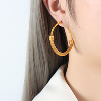 Boucles d'oreilles créoles hypoallergéniques en acier inoxydable plaqué or 18 carats, style chunky, pour femme, idéales pour les fêtes et comme cadeau