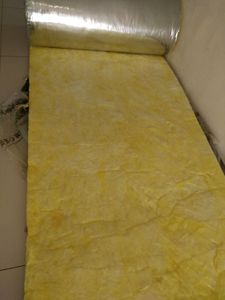 Rouleau isolant en <span class=keywords><strong>laine</strong></span> <span class=keywords><strong>de</strong></span> <span class=keywords><strong>verre</strong></span> <span class=keywords><strong>de</strong></span> conception moderne <span class=keywords><strong>de</strong></span> 50mm d'<span class=keywords><strong>épaisseur</strong></span> avec feuille d'aluminium perforée <span class=keywords><strong>de</strong></span> 20m <span class=keywords><strong>de</strong></span> longueur pour application en entrepôt - Product Image 4