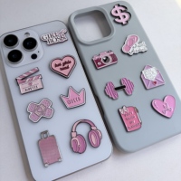 Stock usine 2026 personnalisable : Pin's en émail souple et autocollants décoratifs pour téléphone personnalisés, gravés sur mesure, thèmes Girl Boss et arabe