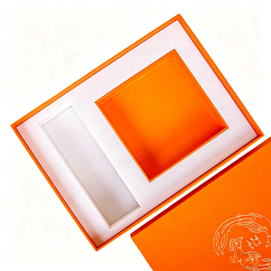 Luxuriöses Tragbares Umweltfreundliches Geschenkbox-Set aus Recyclingmaterialien mit Orangefarbenem Deckel und Boden, Goldfolien-Logo, Maßgefertigtem Einsatz und Passender Papiertüte - Product Image 3