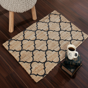 Alfombra rectangular de Yute natural con un atrevido DISEÑO DE quatrefoil negro. Diseño moderno. Disponible a precios mayoristas. - Product Image 1