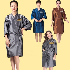 เสื้อคลุมกันน้ำสีเทาคุณภาพสูงพร้อมโลโก้สั่งทำพิเศษสำหรับร้านเสริมสวย เหมาะสำหรับช่างทำผม ตัดผม และแต่งหน้า - Product Image 1