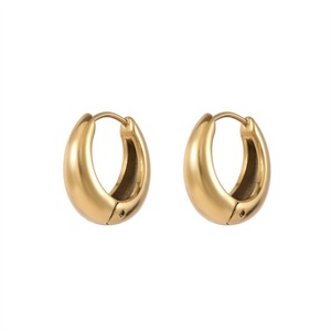 ต่างหูห่วงสแตนเลสสตีลแบบมินิมอล ชุบทอง 18k สำหรับผู้หญิง - Product Image 1