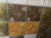Vente en gros d'usine : Plaques de plafond en PVC gaufré 3D, Panneaux de plafond sculptés, Panneaux décoratifs pour la décoration de plafonds de bars et de KTV