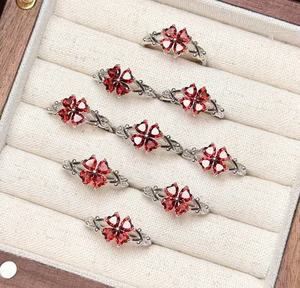 Anneaux <span class=keywords><strong>en</strong></span> cristal naturel à la mode pas cher pierre de guérison bijoux pierre de naissance 925 argent plaqué grenat trèfle à quatre feuilles anneaux - Product Image 1