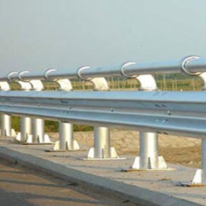 Machine de formage à rouleaux automatique pour panneaux métalliques en W à grande vitesse, pour barrières de sécurité routières, avec moteur à boîte de vitesses, PLC et pompe - Product Image 6