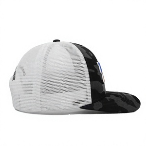 Casquette Trucker structurée à 6 panneaux avec patch en caoutchouc personnalisable et dos en maille camouflage, fabriquée au Vietnam, pour usage quotidien en extérieur - Product Image 2
