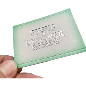 Etiqueta de cuero PU cosida personalizada de calidad de lujo de fábrica, etiqueta de cuero con logotipo bordado de lámina plateada en relieve para sombreros/pantalones vaqueros - Product Image 5