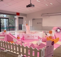 Ensemble d'équipements de jeux gonflables pastel rose avec château gonflable, piscine à balles fleurie et manège pour enfants, idéal pour la location de fêtes d'anniversaire
