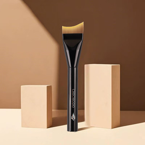 Brocha de maquillaje Cangzhou con pelo sintético, cabeza plana, mango acrílico y diseño transversal. - Product Image 4