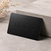 Carte de visite professionnelle en métal noir mat personnalisée avec logo en relief ou en creux, carte en acier inoxydable pour une présentation de marque d'entreprise haut de gamme
