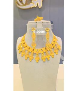 Elegante conjunto de collar de 4 piezas chapado en oro para mujer, diseño intrincado, piedras brillantes, perfecto para compromiso, ropa de fiesta de boda - Product Image 5