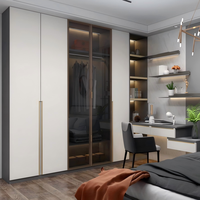 Armoire de luxe sur mesure avec coiffeuse et vitrine en verre – Conception gratuite et devis rapide pour chambre à coucher