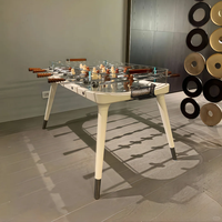 Table de football de luxe haut de gamme avec surface et cadres en verre trempé cristallin et pieds en bois