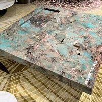 Table basse en marbre vert naturel, design moderne et luxueux, finition polie, mobilier de maison, salon, villa, appartement, aménagement