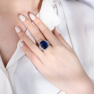 เครื่องประดับคุณภาพสูง ทองแดงรักษ์โลก ขนาด 12*16 มม. แหวนเพชรทรงเรขาคณิตแบบกลวงประดับเพทายสีแดงและสีน้ำเงินสำหรับผู้หญิง - Product Image 6