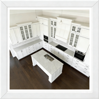 Ensemble d'armoires de cuisine blanches de style Shaker sur mesure du Vermont, en bois massif, peinture mate, style moderne, avec porte en verre fermée