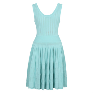 Miniabito in maglia da donna semplice con vita naturale, plissettato, a balze, scollo rotondo, senza maniche, lavorazione traforata, tinta unita, modello 2026 - Product Image 2