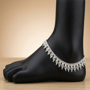 Chaîne de cheville en argent sterling 925 plaqué or avec cristaux, bijou de pied délicat pour homme et femme, idéal pour mariages et événements festifs - Product Image 3