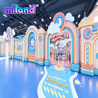 Équipement de terrain de jeu intérieur Thème sportif Resorts Vibrants Toboggans Labyrinthe Tunnel d'obstacles Prix usine Durable Taille personnalisée
