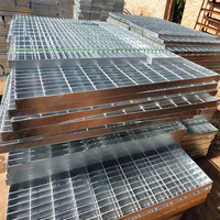Grille de sol soudée dentelée en acier au carbone ASTM A36 robuste pour passerelles