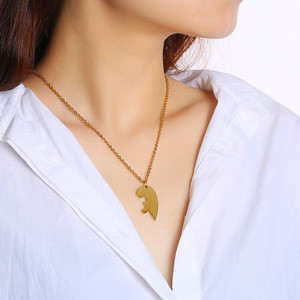 Collier demi-cœur en acier inoxydable plaqué or 18 carats, anti-ternissement, à graver, pour couples et meilleurs amis - Product Image 6