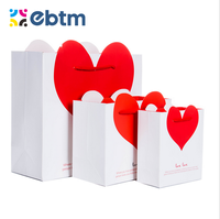 Sac cadeau Ins Style love Logo personnalisé Sac cadeau de mariage en carton rose Sac d'emballage cadeau rouge simple en forme de coeur Sac à main