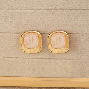 Boucles d'oreilles carrées en acrylique colorées, tendance et simples, idéales pour le quotidien des femmes – Vente transfrontalière en vogue - Product Image 6