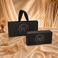 Boîte cadeau personnalisée OEM pour vêtements, en carton rigide noir mat, avec fermeture magnétique pliable, logo en feuille d'or pour homme, poignée en ruban, livraison plate
